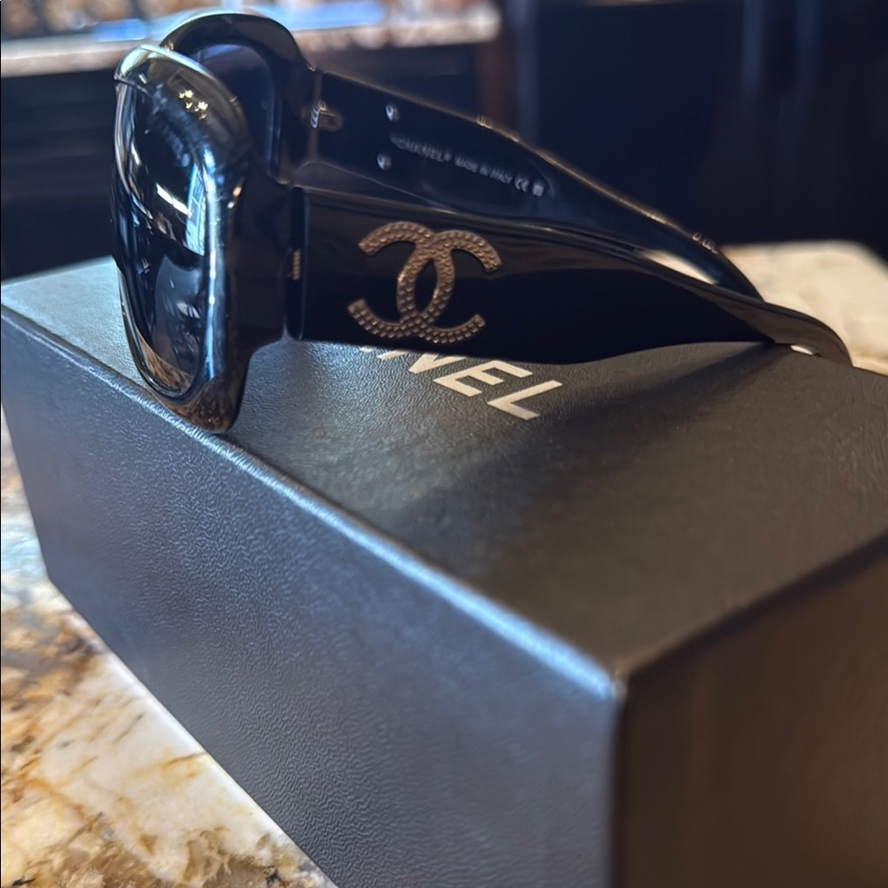 CHANEL Elegant Black Sunglasses - Picture 2 of 4